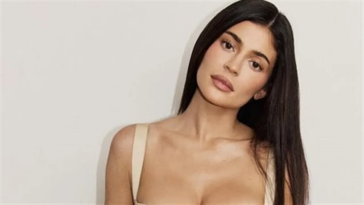 إطلالة مثيرة للجدل.. كايلي جينر تدعم فريق Seahawks بأسلوب ساخر في أحدث ظهور لها